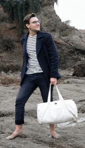 Homme portant le modèle sac polochon en coton blanc bio de la marque Coton Vert à offrir pour un noël écolo