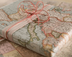 Découvrez comment emballer ses cadeaux avec du papier éco-responsable comme une carte routière et un joli ruban rose