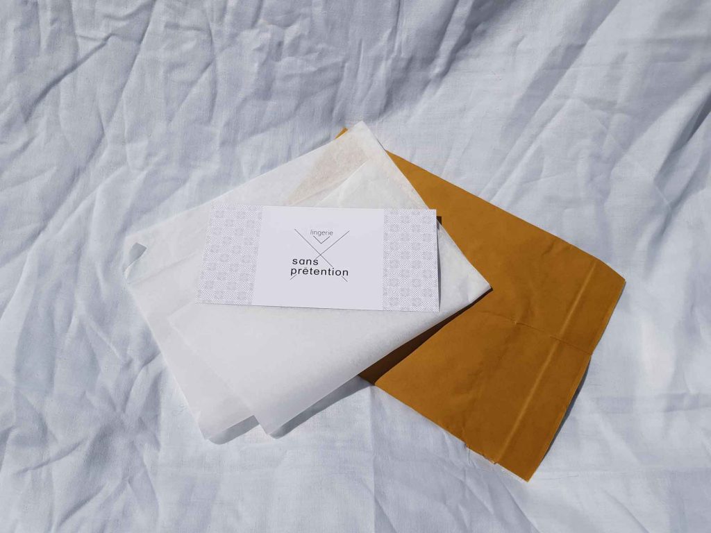 L'emballage minimaliste plus éco-responsable en papier recyclé pour emballer votre soutien-gorge sans armature de Sans Prétention